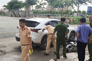 Cả chục người nâng ô tô cứu 1 phụ nữ dưới gầm 