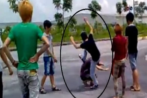 Cảnh sát nổ súng khống chế nhóm xỉn rượu