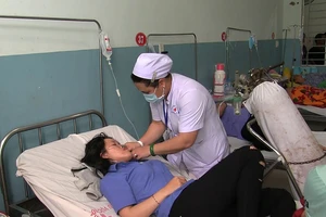 Hàng chục công nhân ở Hóc Môn nhập viện nghi ngạt khí