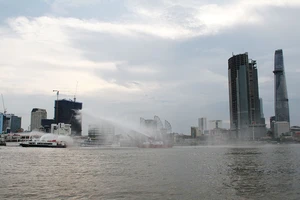 Cảnh sát PCCC cứu hộ 2 tàu va chạm trên sông Sài Gòn