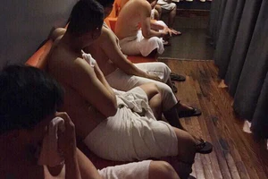 Nhân viên nam tiệm massage kích dục cho khách