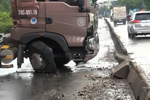 Container nổ lốp xoay ngang, quốc lộ 1A kẹt cứng