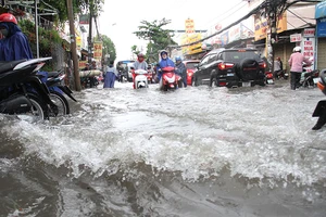 TP.HCM: Mưa như trút nước, người dân bì bõm về nhà