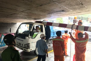 Phong tỏa đường Hoàng Sa do xe ben húc thanh giới hạn