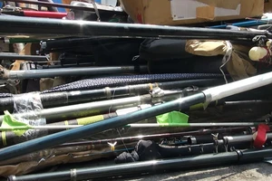 Nhập lậu cần câu, nồi, ống nước chữa cháy… qua Cát Lái