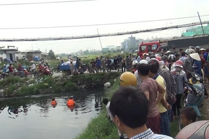 Xe tay ga trôi dưới kênh Nước Đen chưa rõ nguyên nhân