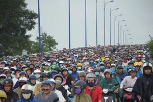 Xe đầu kéo lao qua đường, xa lộ Hà Nội kẹt cứng lúc mưa