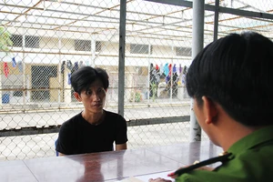 Cô gái bị nhóm thanh niên gí dao cướp xe ở cầu Nước Lên