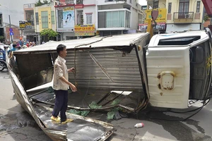 Xe tải mất phanh, lật trên cầu Nguyễn Văn Cừ