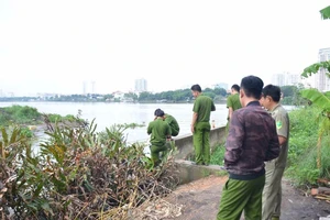 Phát hiện thi thể đàn ông sát bờ kênh ở Bình Thạnh