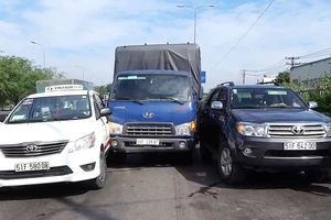 Xe tải lao thẳng vào 2 ô tô đang chờ đèn đỏ