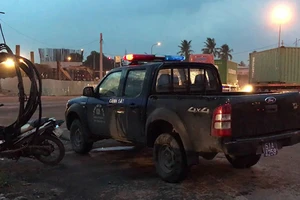 Không đội nón bảo hiểm, lạng lách tông container