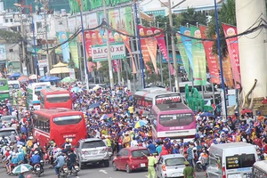 Giao thông hỗn loạn trước KDL Suối Tiên chiều cuối tuần