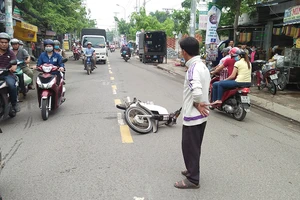 Xe máy húc văng người đàn ông đi bộ qua đường 