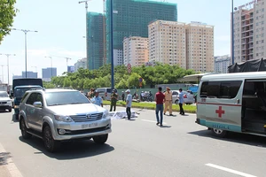 Đâm vào con lươn, một phụ nữ bị xe cán tử vong