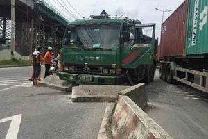 Gãy nhíp, xe ben cày dải phân cách, lao sang làn xe máy