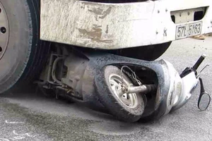 Bị xe đầu kéo húc văng, người phụ nữ 20 tuổi tử vong