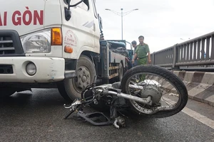 Xe ben cuốn người và xe máy trên cầu Tham Lương