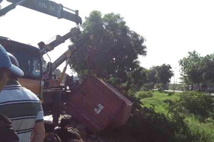 Tài xế ngủ gật lái container lao xuống mương