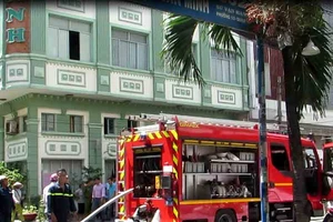 Nhà quận 10 bốc cháy giữa trưa, nhiều người hoảng loạn