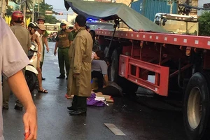 Tránh xe máy, nam thanh niên bị container cán tử vong