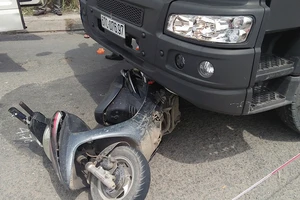 Xe tải cuốn gia đình vào gầm, 2 vợ chồng tử vong