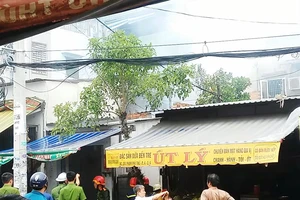 Cụ bà 60 tuổi chạy ra khỏi căn nhà cháy