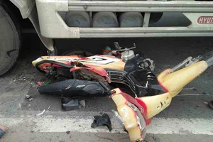 2 vợ chồng bị xe tải cuốn vào gầm ở vòng xoay An Lạc