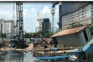 Xà lan làm công trình ngăn trều Bến Nghé bị lật 