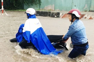 Mưa trắng trời, người TP.HCM bì bõm vượt ngập