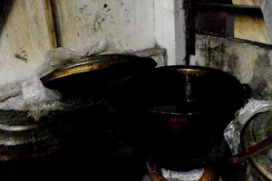 Cả ngàn chai dầu ăn mất vệ sinh sắp bán về miền Tây