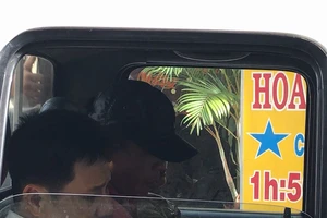 1 nữ 2 nam chung phòng khách sạn quận 10 đập đá