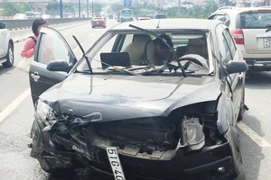 Va chạm giữa cầu Sài Gòn, ô tô lao dải phân cách