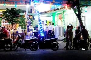 Hàng chục thanh niên ném đá vào quán ăn ở TP.HCM