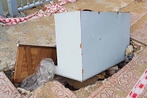 Hố sụt xuất hiện trên vỉa hè kênh Nhiêu Lộc - Thị Nghè