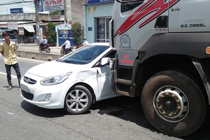 Xe tải húc văng ô tô trên Quốc lộ qua TP.HCM