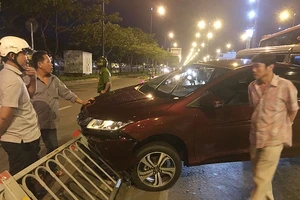 Xe cứu thương húc văng ô tô trên đại lộ