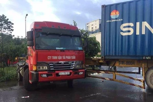 Xa lộ Hà Nội kẹt cứng vì container xoay ngang