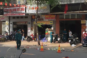 Một phụ nữ rơi từ tầng 4 chung cư ở quận 5