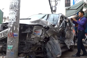 Container húc văng xe 7 chỗ trên đường Trường Chinh