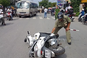 Người nằm la liệt khi xe tải cẩu húc 4 xe máy, 2 ô tô 