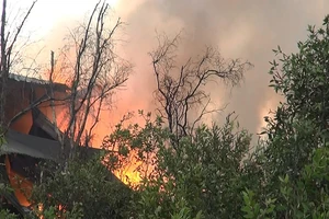 Xưởng sản xuất dầu nhớt lậu cháy trụi trong mưa