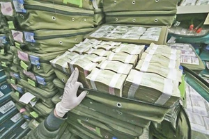 Nâng khống số lượng tiền rách, chiếm đoạt gần 5 tỉ đồng