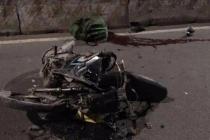 Xe lôi chạy ngược chiều trên cầu ở Bình Tân gây tai nạn