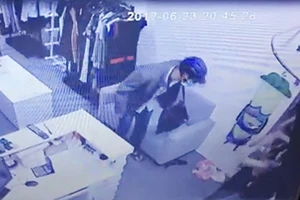 3 mẹ con quỳ lạy tên cướp có dao xin tha mạng ở TP.HCM