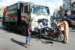 Xe rác TP.HCM cán xe máy, 3 người trọng thương