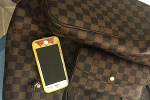 2 tên cướp giật tông người đi đường nguy kịch