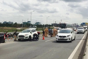 Xe khách gây va chạm liên hoàn trên đường dẫn cao tốc