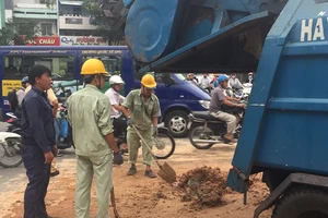 Xe ben đổ bùn đất ra đường, giao thông tê liệt