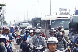 3 ô tô tông liên hoàn ở TP.HCM, giao thông ùn ứ